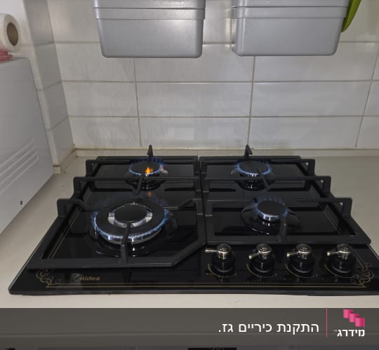 כיריים גז עם להבות פעילות במטבח